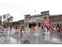 又一个戏水好去处！新竹市府前广场变身夏日水乐园