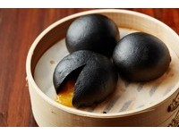 这款流沙包会爆浆！亮黑外皮掰开流“金黄内馅”超诱人