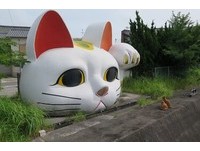 日本巨型“招财猫”出现在桥上　前面的小猫吓坏了