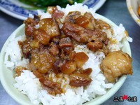 彰化古早味小吃！咸香肉燥饭与王功蚵仔汤的绝妙组合