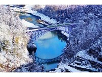 日本铁道迷梦幻景点“只见线铁桥”　冬天雪景如梦似幻