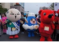 日本吉祥物现身台北富邦马拉松　跑步姿势超逗趣