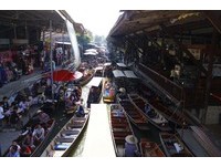 到泰国水上市场体验“塞船”乐趣　杀价秘诀：先砍一半