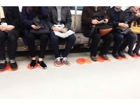 脚别张太开！首尔地铁内的橘色爱心　盼唤起乘客公德心