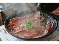金门才吃得到的牛肉面！将生牛肉淋上高汤直接享用
