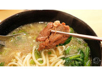 小菜竟然有牛舌、牛尾！牛肉面与大蒜的呛辣滋味