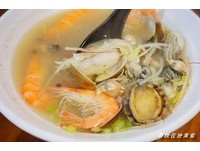 高雄特色小吃！放入鲍鱼、花枝、蚵的豪华海鲜粥