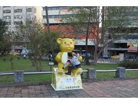 材质再好也会坏！泰迪熊展没开始　家长带童一屁股坐上
