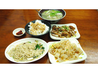 飘香50年！台北深夜面店　狂点一桌菜的小确幸