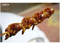 先卤后烤更入味的串烧　咸甜滋味来杯啤酒更对味！