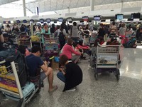 300名长荣乘客受困香港　众人怒：为何只有候补位？