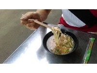 放水里可溶解　兴仁夜市8月全面改用环保“稻壳筷”