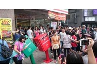 歪腰邮筒搬离被创作的空间　艺术品变成两个损坏邮筒？