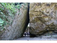琉球王国最高圣地　两块大石形成的神秘“三角空间”