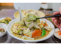 满满蔬菜、肉丝！无敌水饺的超饱足“抢锅面”