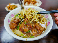 一咬骨肉就分离！板桥新开幕　排骨酥面肉滑油香