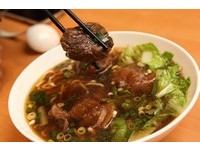 头城必吃　20分钟就卖完的龙记牛肉面跟阿公炸弹葱油饼