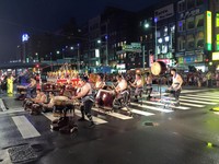 鸡笼中元祭放水灯大游行！十鼓开场、菇菇娇客登花车