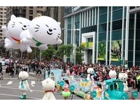 新北欢乐耶诞城气球踩街　16颗卡通大气球超可爱