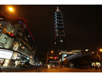 一起为巴黎祈福！台北101今晚点灯　点亮红白蓝法国旗