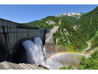 日本最大“黑部水坝”观光放水　看186米水柱奔流而下