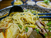 台北日式风格牛肉面馆！招牌麻中带辣会回甘的牛肉拉面