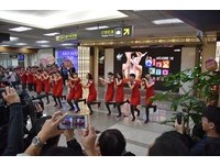 远航26位红短裙空服员惊艳松机　大跳耶诞快闪舞