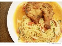 高CP值平价意大利面店　一整只鸡腿与微辣面条梦幻滋味