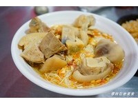 高雄武庙用中药熬煮的猪脚面线　不油不腻健康又养生