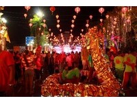 萤光美女舞蹈、千手观音变脸！泰国也欢度中国新年