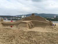 12米巨型“阿帕契”直升机　现身福隆沙滩