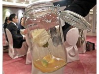玻璃糖果罐里吊着鱼！这道“怪料理”超吸睛