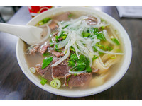 宁夏夜市清爽越南小吃　透出淡淡粉红色的牛肉河粉