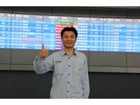 行动不便旅客独自出国　他在机场帮忙厕后“擦屁股”