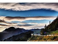 破晓“缱绻流云”映入合欢山　是寒风中守候的意外惊喜