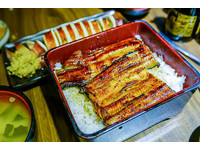 永康街日式料理　放上一整只鱼的金黄鳗鱼饭