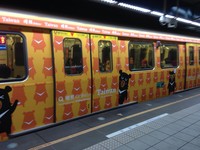 北市通勤族有新旅伴！橘黄“喔熊彩绘列车”现身板南线
