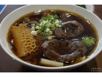传承人气店家头城龙记牛肉面　牛肉比汤匙还大块