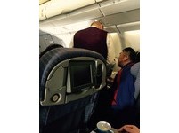 高空中的动人画面！乘客行动不便　华航座舱长喂他吃饭