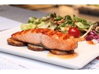 这里只卖鲑鱼料理！口味多元、还有台式经典的三杯