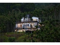 住进会呼吸的玻璃屋　360度环绕山景、蓝光萤火虫相伴