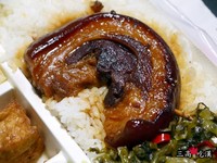 年青人也能做出古早味？筷子一夹皮肉立刻分离的r肉饭
