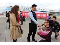 在空中看第一道曙光好感动！台东机场停机坪上演求婚秀