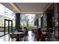 大片玻璃落地窗　能与阳光共进早餐的Garden Kitchen