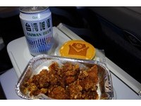 咸酥鸡、大肠包小肠飞上天　威航首航机上餐供不应求