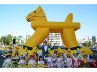 6.4米高摇摇洛克马回来了！　1/1花海气球嘉年华见