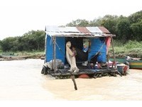真正水上人家！洞里萨湖学校、餐厅、篮球场都在黄泥湖