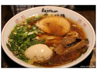 免排队！大阪超人气拉面店　半熟温泉蛋和笋丝的幸福味