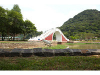 一览大片玻璃窗外美景！大湖公园捷运站设“歇脚椅”