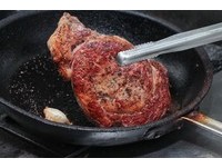 在家煎牛排　西华主厨：煎完后静置10-15分后更美味